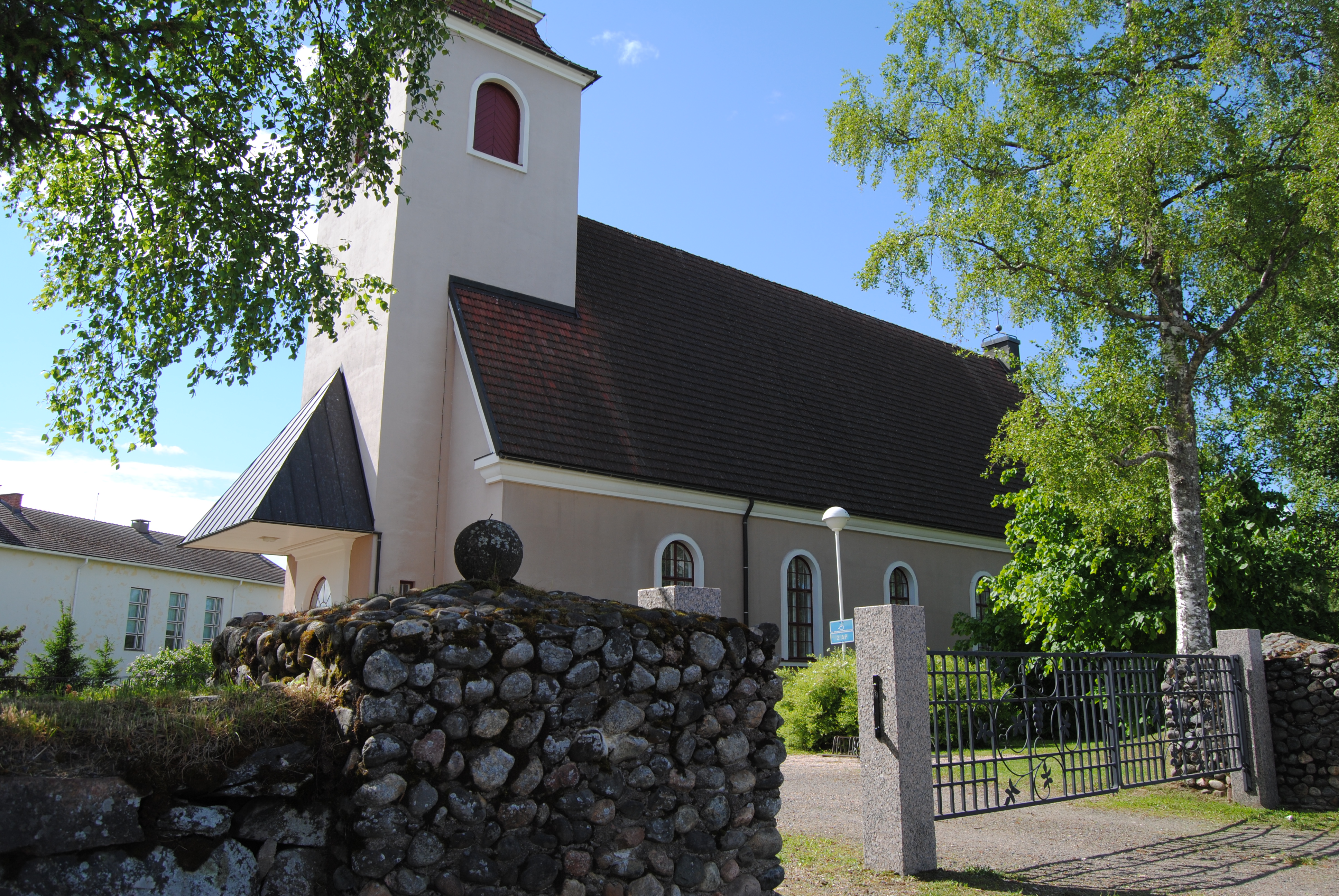 alavieskan kirkko kesällä muuri ja portti